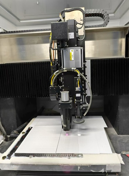 Laser cutting of quartz sheets